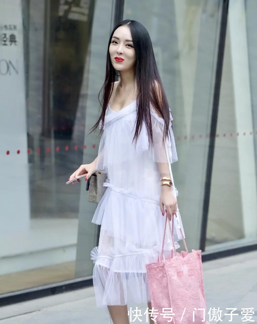 薄如蝉翼的白纱裙不失柔美优雅感，散发着浪漫和性感气质