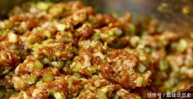 脆嫩|芹菜包饺子,先焯水还是直接包?都错了,这么做才翠绿脆嫩不出水