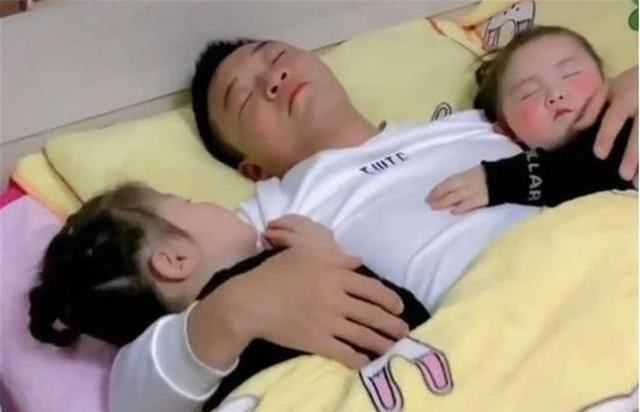 男宝|三胞胎“午休照”火了,看到弟弟睡姿,网友全网混得最差男宝