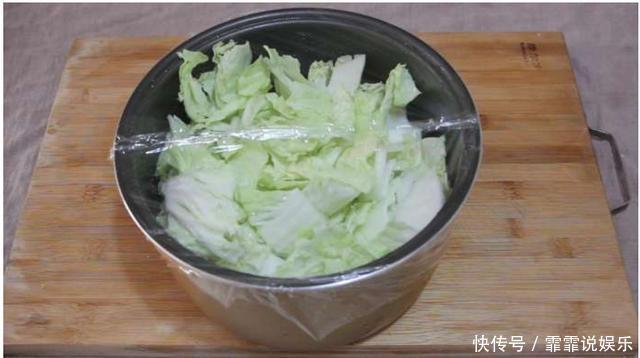 白菜别只会炒着吃,教你一个新吃法,好吃得停不下嘴