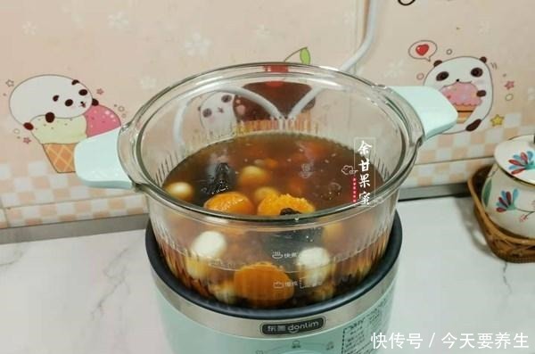 做红薯甜汤，多加两样食材，营养更丰富，一周二三次，暖手暖脚