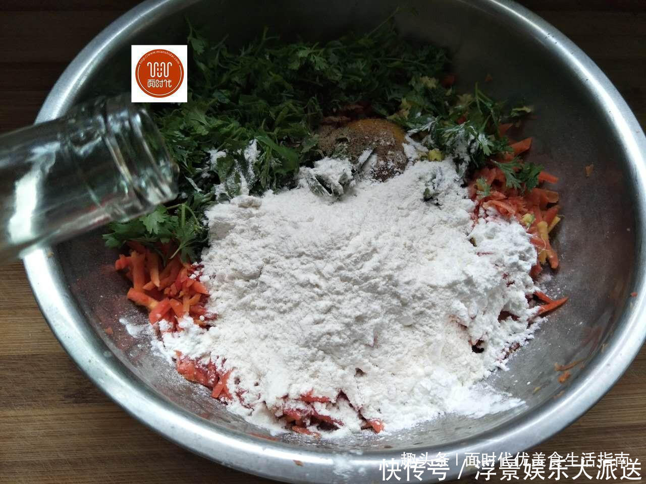 小面姨|我炸的丸子,香脆酥软,怎么吃都不腻,边吃边炸,端上桌都快没了
