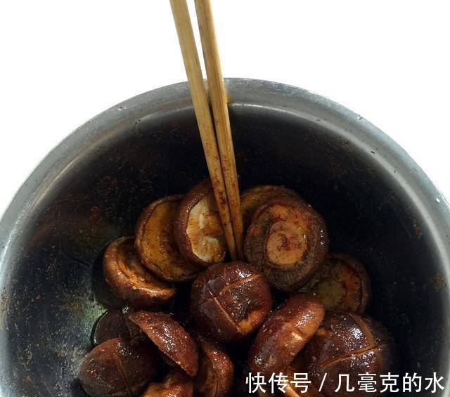 烤盘|香辣烤香菇,口感软绵,味道鲜香!
