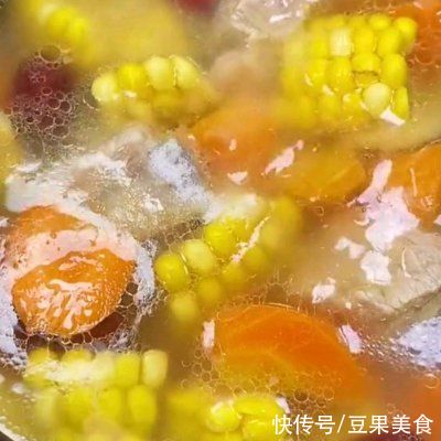 清甜|玉米排骨汤清甜营养又健康，做法还很简单