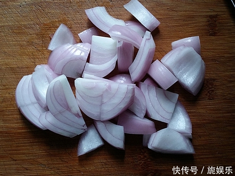 洋葱炒猪肝时,记得多加一个步骤,猪肝嫩滑爽口更好吃