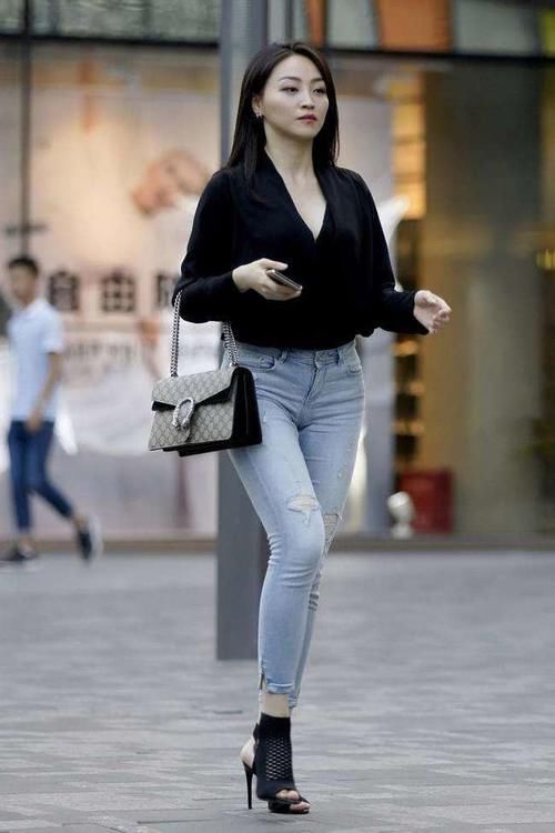 牛仔裤|超V黑色上衣，搭配淡蓝色紧身牛仔裤，时尚又妩媚