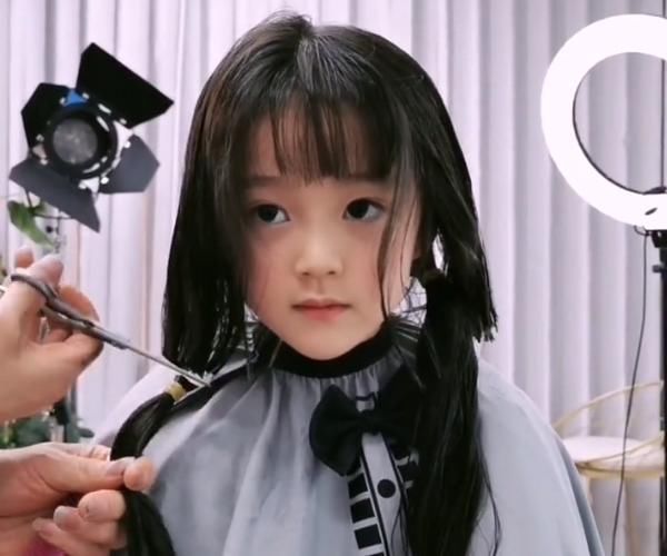 小女孩|小女孩剪了款超短发后,居然可爱到让人另眼相看,女生:实在可惜