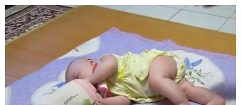 宝宝|宝宝啃自己的小脚丫,爸爸把脚伸过去,宝宝反应也太萌了