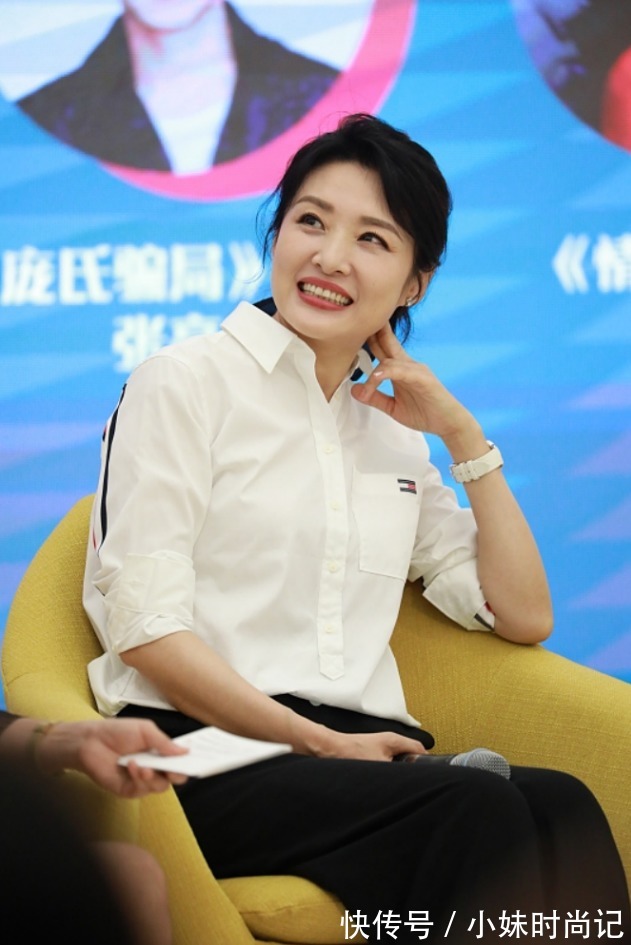 白色衬衫|周涛已经年过半百了，脸上皱纹虽明显，但穿搭还是那么有精气神