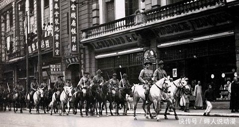 外国|罕见老照片:外国骑兵在街头巡逻,第二张的清代王爷体态肥胖!