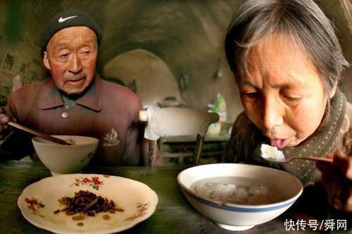 孩子|6岁女儿忽然问:“奶奶为什么不到桌上吃饭”，妈妈的回答让老人泪目