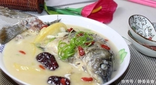 炖鱼别再用料酒和啤酒了,用它炖,鱼肉鲜嫩不老,没有一点腥味