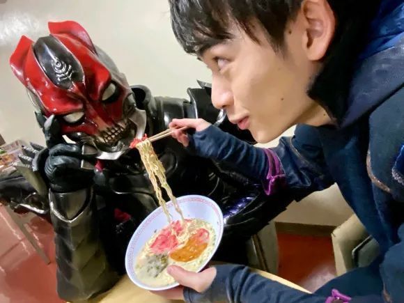 天灾|假面骑士Saber?:天灾写真倒数第二次,再次和莲仔抢夺红姜拉面