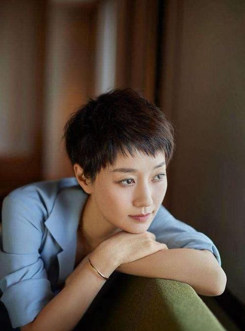 女人|50岁女人别再留齐刘海了,今年流行5种“发型”,显脸小还不挑人