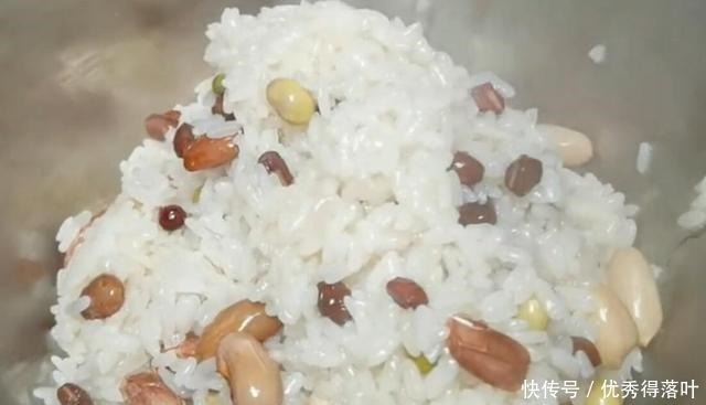 年夜饭第一道菜已备好,寓意为幸福团圆,是主食又是菜,一蒸上桌