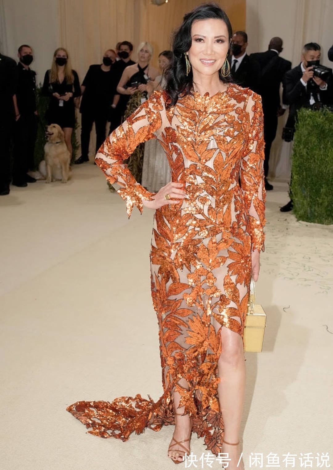 身材|邓文迪优雅亮相,穿薄纱亮片裙身材纤细,手拎“金盒”有名媛气场