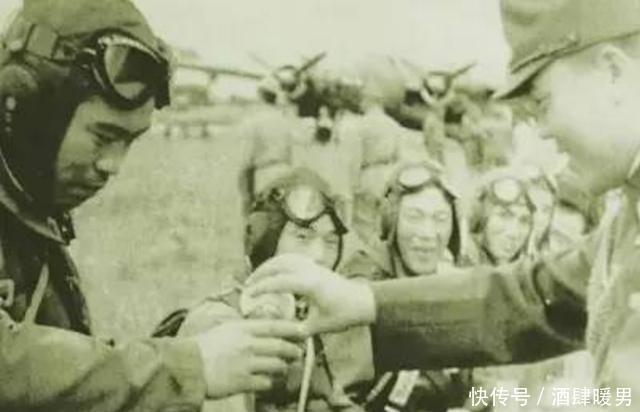 足足|神风特攻队出击前要喝壮行酒,但佐佐木友次却足足骗了八次酒喝