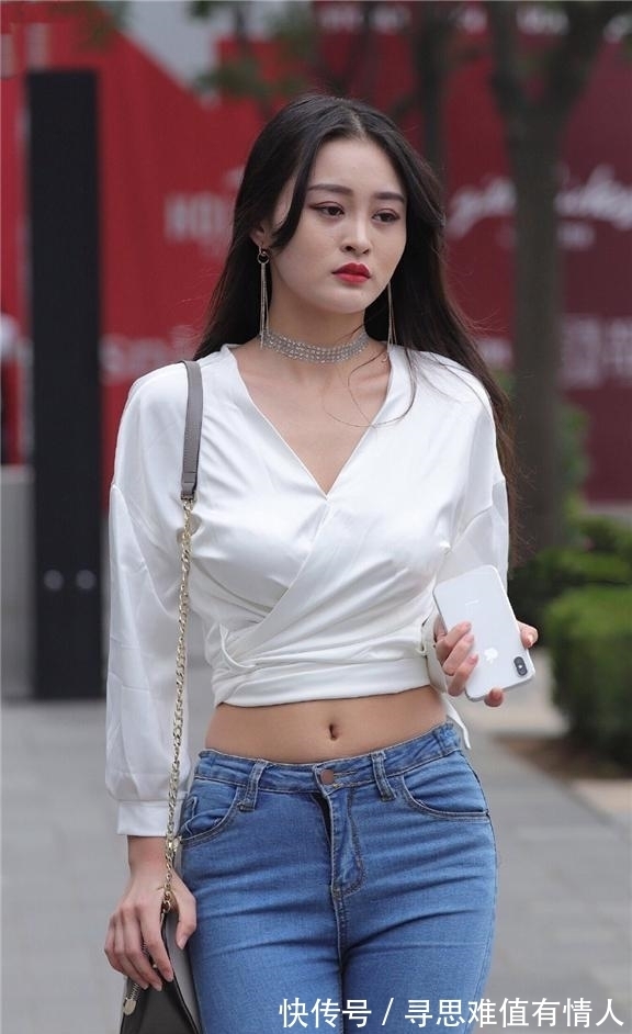 短款 白色短款上衣搭配修身牛仔裤,时尚有个性,层次感强