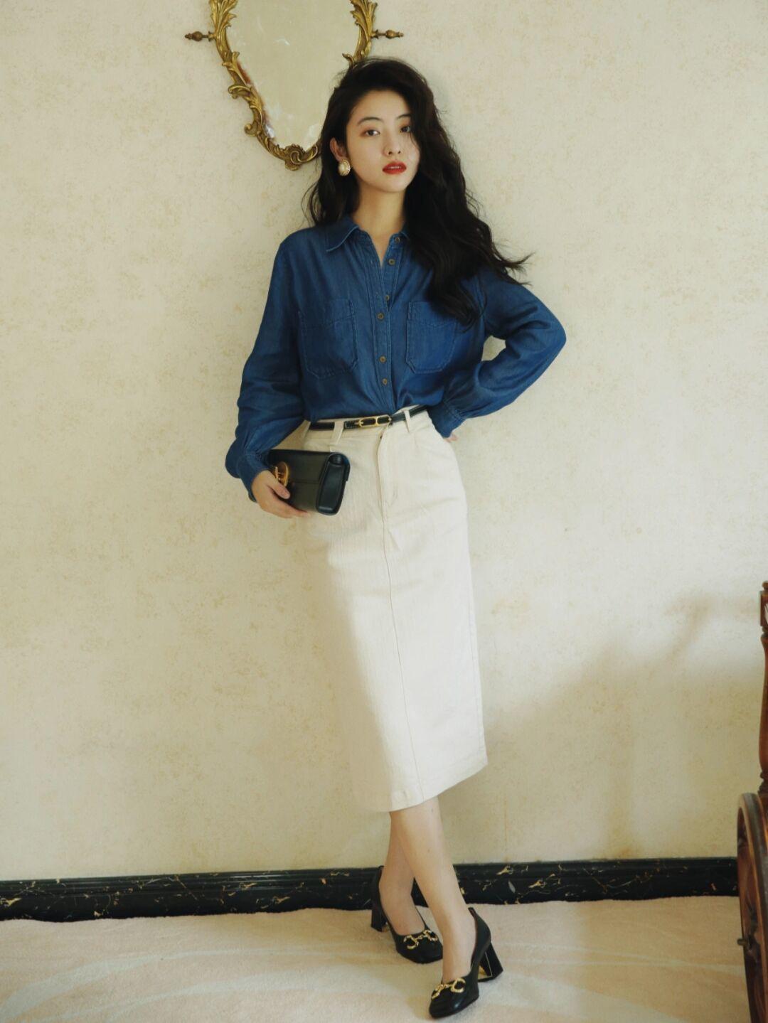 高跟鞋 秋天不一定要穿黑白灰,蓝色v领针织+半身裙,上身照样好看!