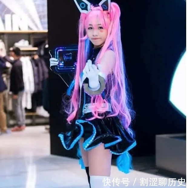 安琪拉|萝莉05后COS安琪拉,“阴阳袜”成功抢镜,家长一脸担忧