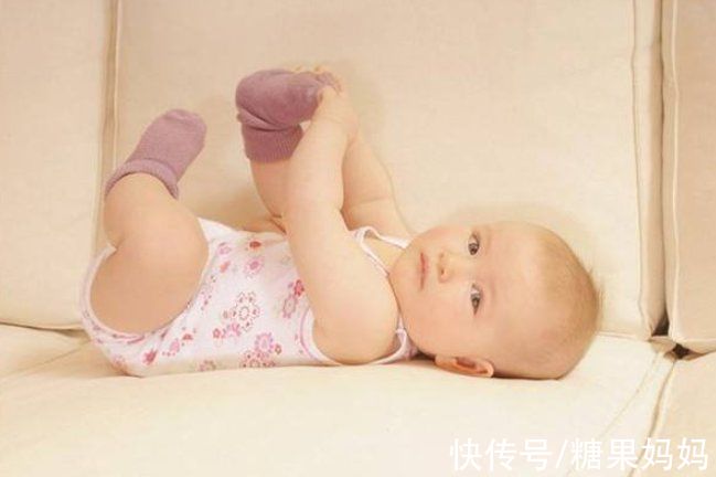 宝妈|反复“揪袜子”的快乐，小宝宝有更深的体会，新手爸妈别嫌烦哦