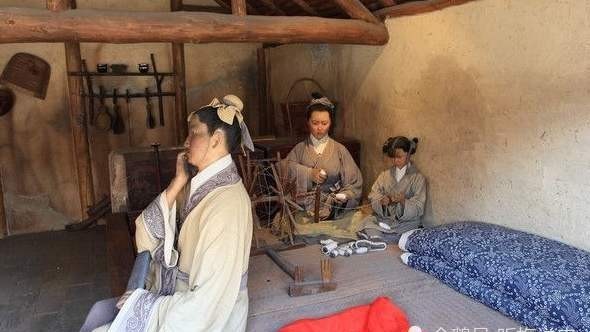 衣衫褴褛|一名衣衫褴褛的女子站在皇宫门口声称自己是公主,此事惊动了皇帝和太后