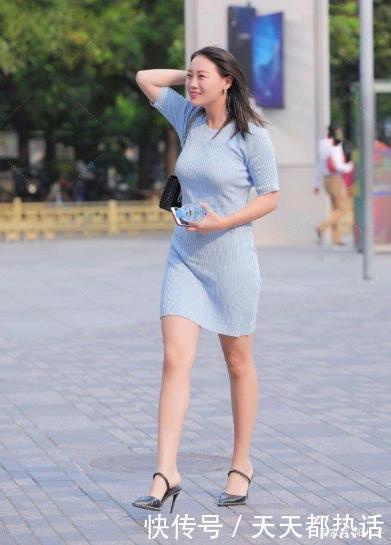 连衣裙|街拍一袭蓝色连衣裙,清爽透气,别有洞天