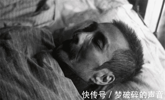 黄源@鲁迅葬礼现场:16位大佬抬棺,数万人送行,棺木覆盖“民族魂”