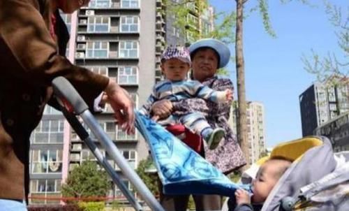 容光焕|外出遛娃,49岁妈妈偶遇49岁奶奶,对比之下差距不只是一点点