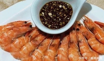 白水煮虾还只会放生姜？少了它，煮了也白煮，虾不鲜嫩没有香味