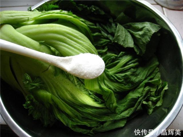 奶奶腌酸菜的“土方法”，只需加一种“水”，酸菜爽脆开胃