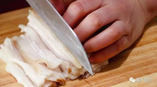 年夜饭的压轴菜，几样时蔬简单一切，用五花肉端上桌，看着就喜庆