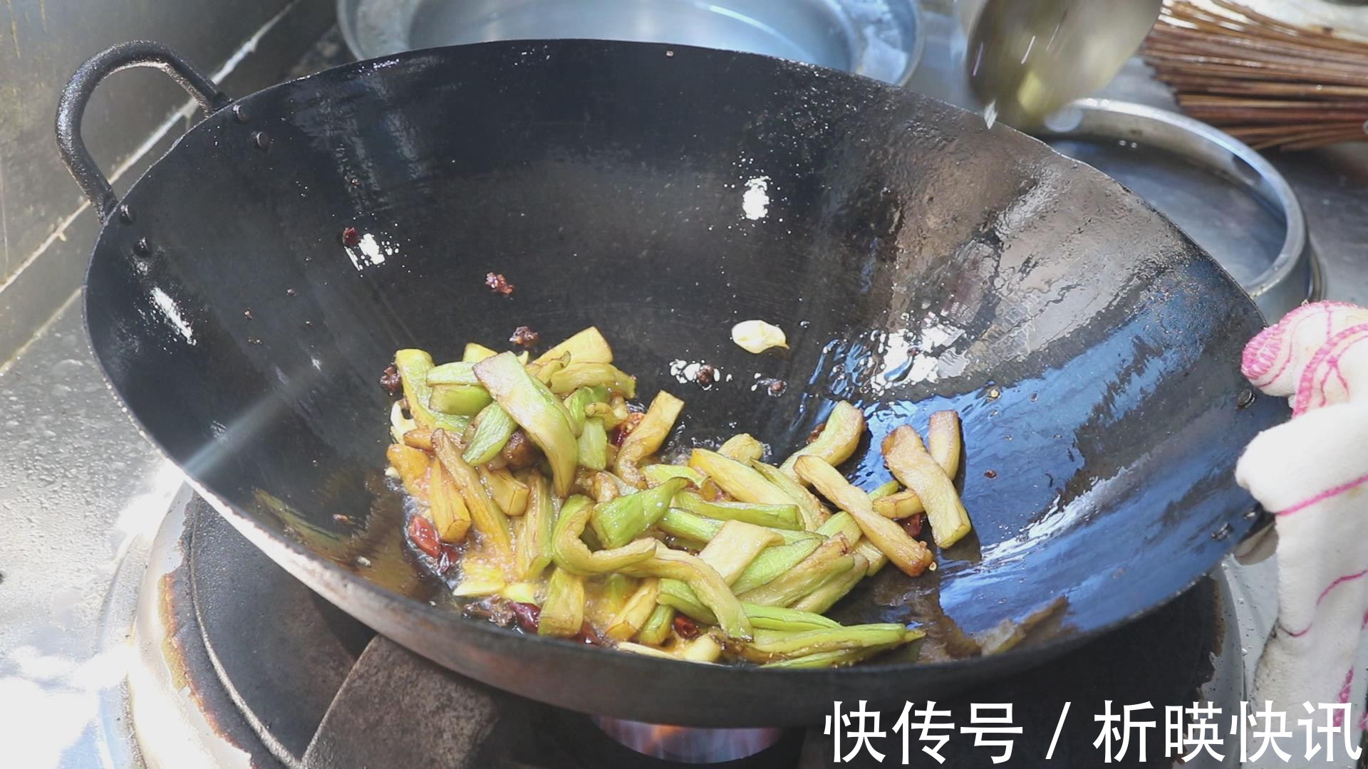 青线椒|茄子怎样做才好吃大厨教你做一道青椒烧茄子,地道的农家下饭菜