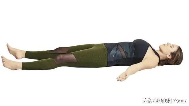 下犬式|打开胸腔好处多！这组瑜伽体式有效打开胸腔，身姿更加挺拔