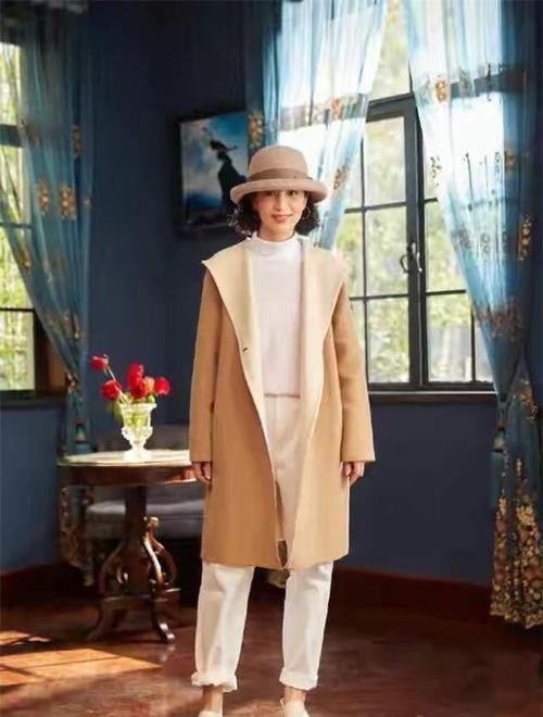 ?中年女性如何把“大衣”穿洋气？学三木妈这样穿，年轻显高级