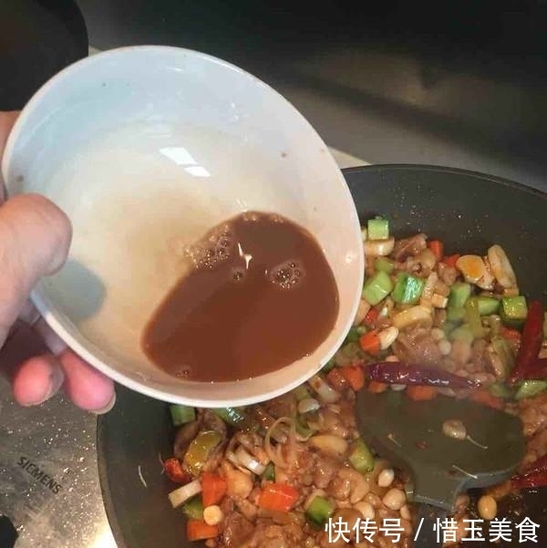 特色美食宫保鸡丁，香辣而味浓，堪称川菜中的经典之作