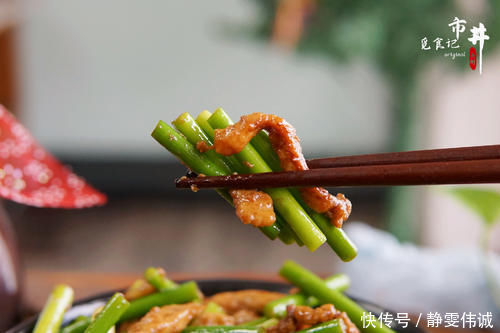 炒蒜苔,直接下锅炒就错了,多加一步,蒜苔翠绿不发黄,好吃入味