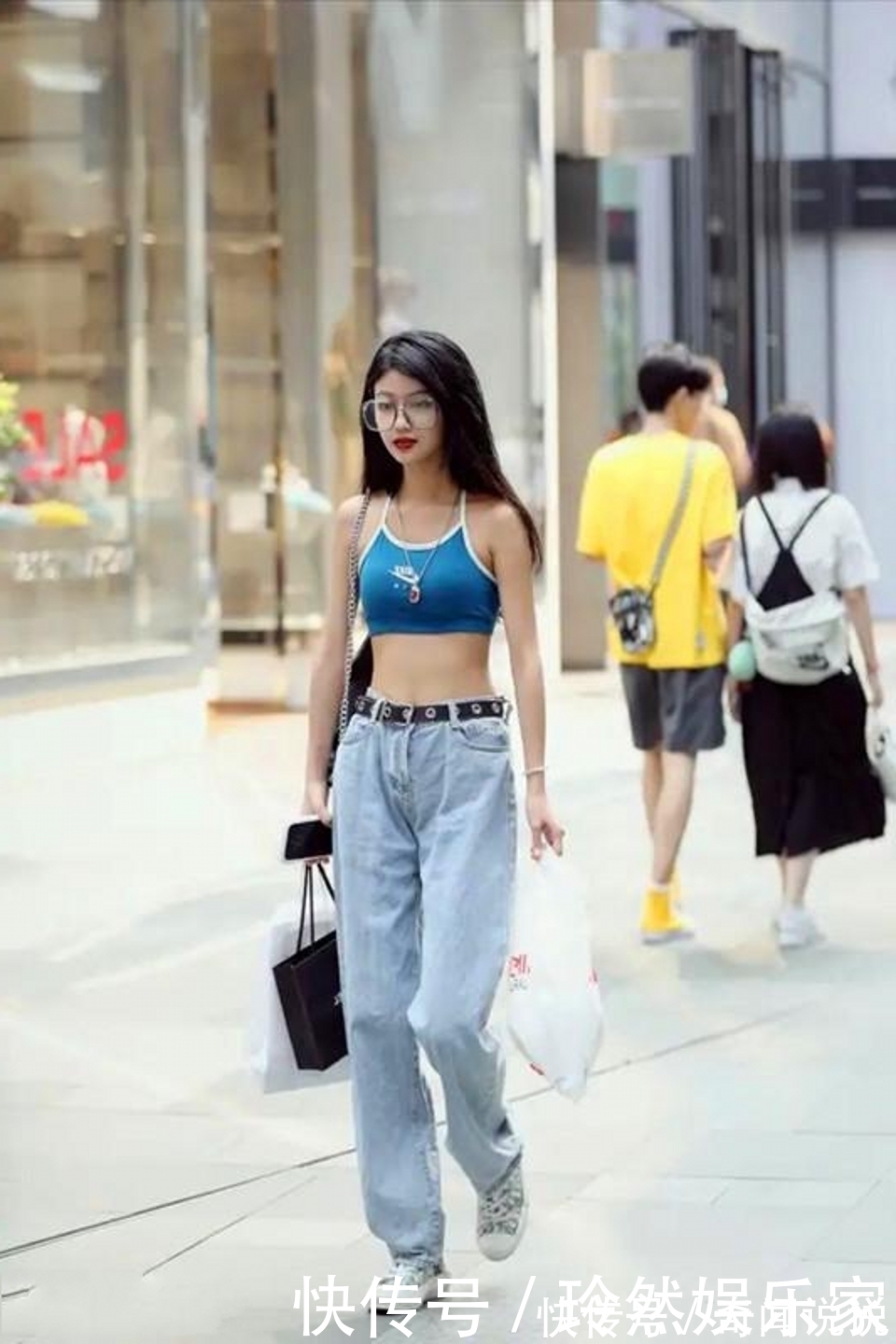 女人味|红色的碎花背心搭配牛仔裤,休闲又不失女人味