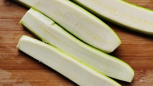 天热多吃西葫芦,比西瓜还解暑,教你一个做法,爽脆可口又下饭