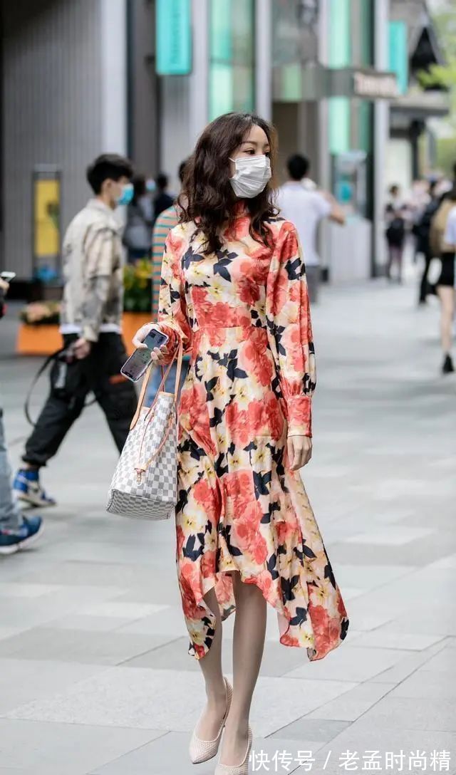 搭配|连衣裙的穿搭也可以先锋有个性,要讲究色彩搭配,时髦又个性