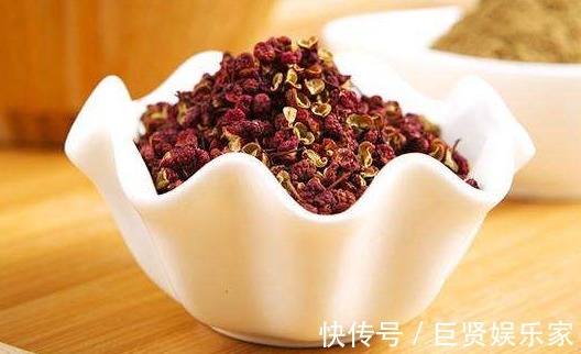 正确做法|做水煮虾时,多放“3样料”,虾肉鲜香无腥味,教你正确做法