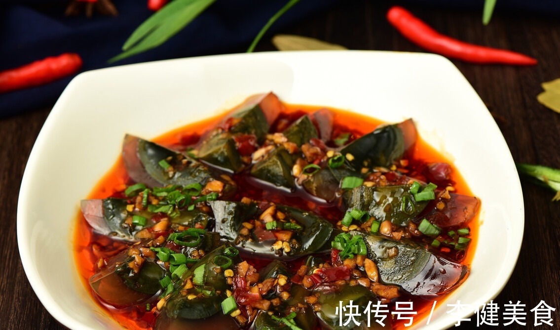 切皮蛋|做凉拌皮蛋有技巧,要想好吃入味还不腥,3种调料不可缺少