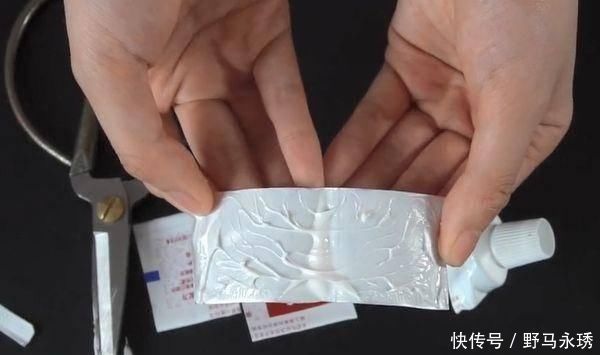 家人|用完的牙膏皮别扔了，剪几刀放在家里特别“值钱”，快告诉家人
