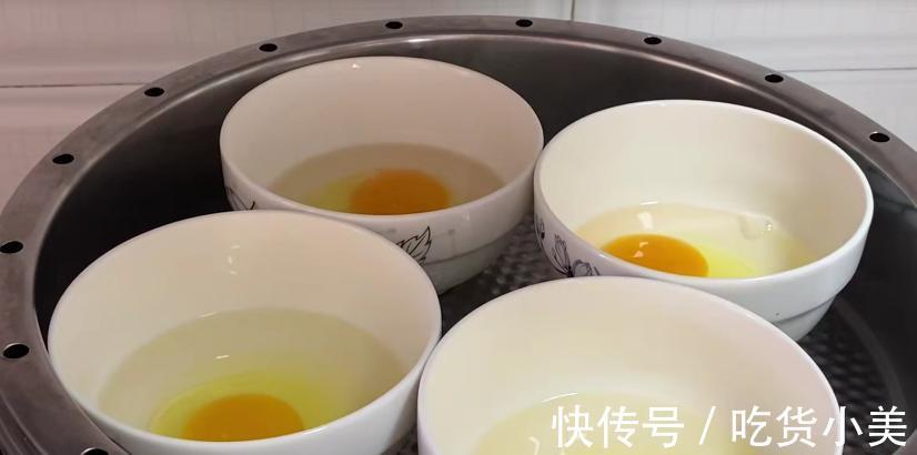 搅拌均匀|荷包蛋这样做太牛了,大厨教你新做法,一锅做6个,一个都不散