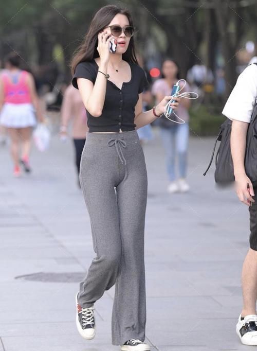 黑色低领上衣搭配喇叭裤精致干练,走在街上大长腿各位吸引眼球