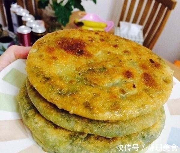 烙饼别再用“冷水”或“开水”了，30年面点大厨：用它效果最好