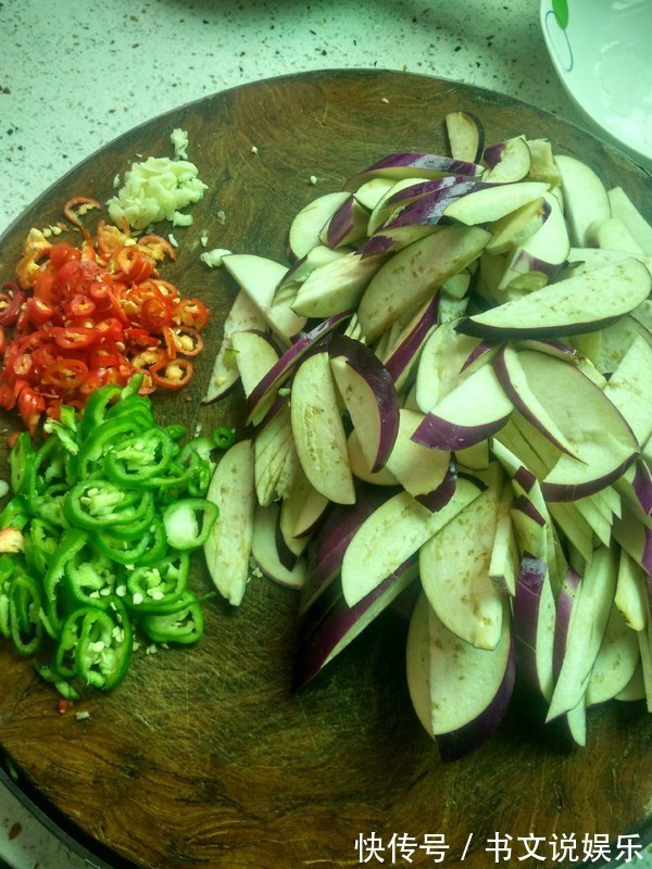 炒茄子先放油是大错特错,大厨教你1招,茄子不吸油还香嫩