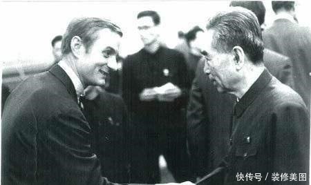 总理|美记与周总理握手后，拿出手帕擦手，随后总理一举动令人兴奋