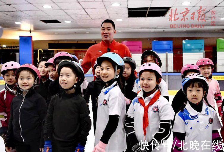 冬奧|花滑世界冠軍張昊成“校外教練”，與小學(xué)生冰上互動