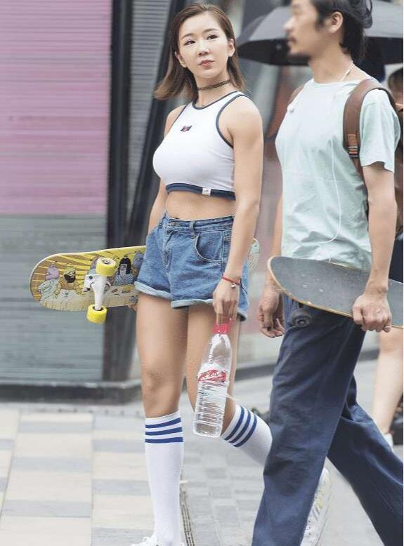 美女|街拍:爱运动的美女, 清新靓丽, 穿搭时尚有型又出众